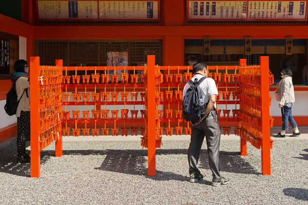 Turist stannar framför torii styling votive tablet — Stockfoto