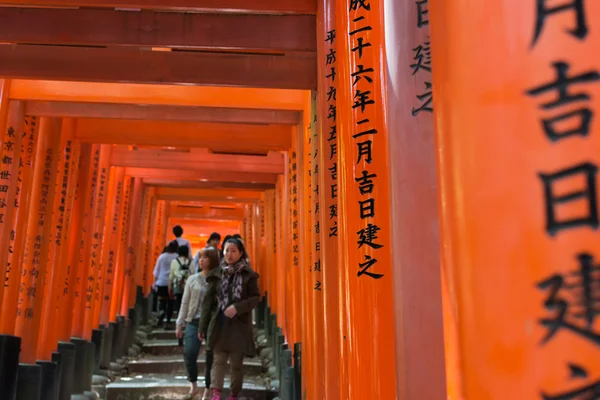 Touristen spazieren in tausenden Torii — Stockfoto