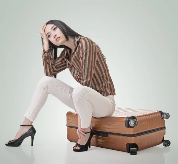 Mulher asiática pensando e sentado em uma bagagem — Fotografia de Stock