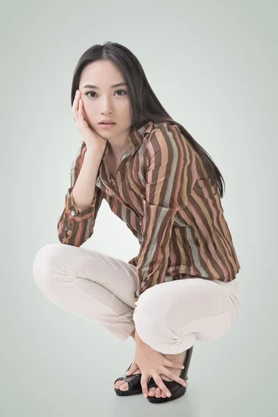 Squat pose by sexy Asian beauty — Stock Photo, Image
