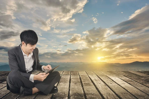 미터 를 사용하여 땅에 앉아 있는 아시아 사업가 — 스톡 사진
