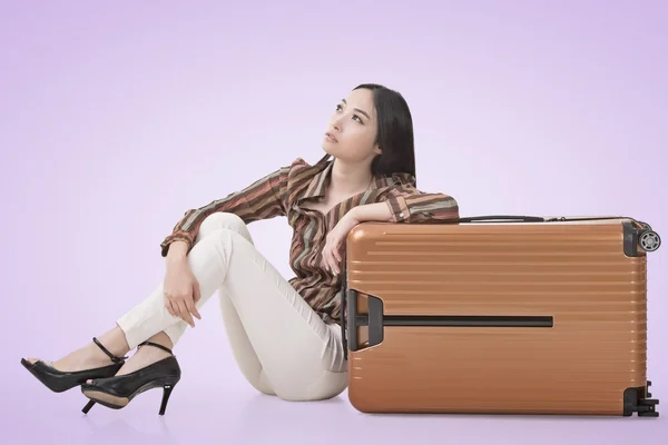 Asiatische Frau sitzen auf dem Boden mit einem Gepäck — Stockfoto