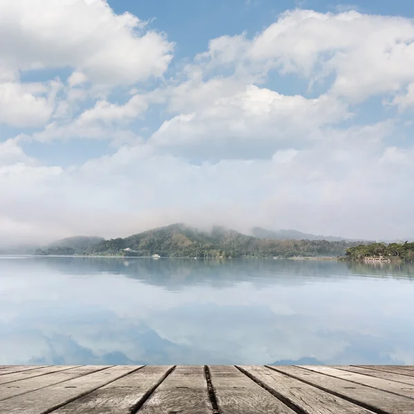 Lago com névoa e nuvem — Fotografia de Stock