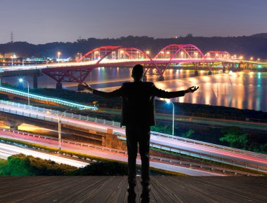 Kollarını açarak iş adamı
