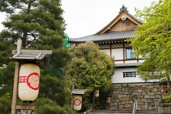 Linternas de papel blanco y templo de Chion-ji — Foto de Stock