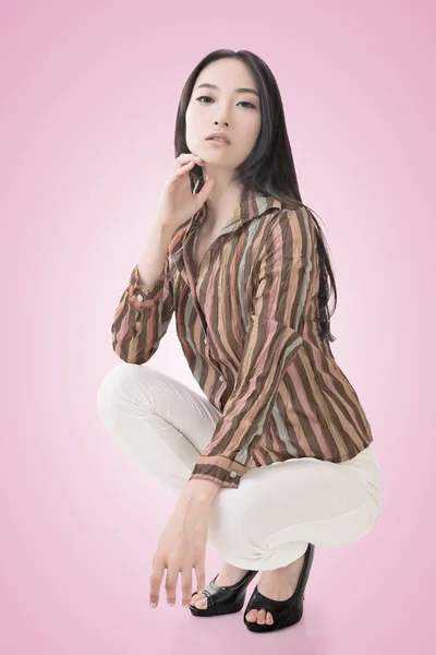 Squatu pozice sexy asijská krása — Stock fotografie