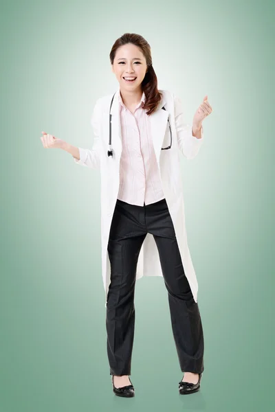 쾌활 한 아시아 의사 — 스톡 사진