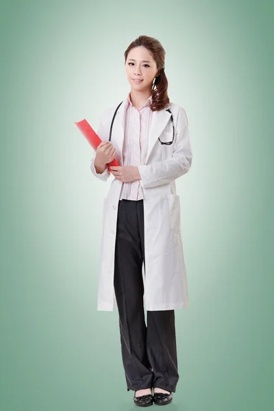 Азиатская женщина врач — стоковое фото