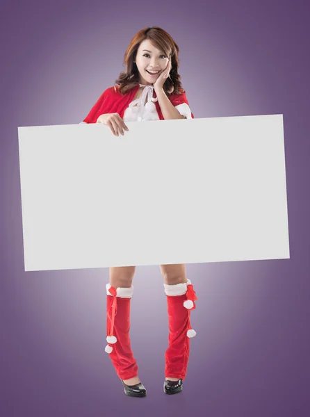 Chica de Navidad sosteniendo un tablero en blanco — Foto de Stock