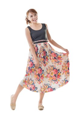 Maxi elbise ile çekici Asyalı kadın