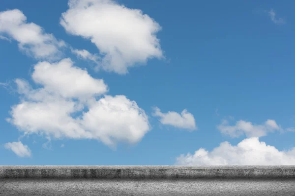 Betonboden mit bewölktem Himmel — Stockfoto