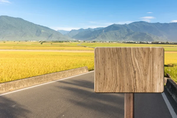 Blank wooden sign — Stock Photo, Image