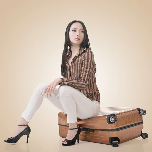 亚洲女人思维和坐在行李上 — 图库照片