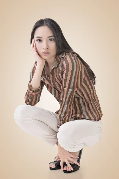 Squat pose by sexy Asian beauty — Stock Photo, Image