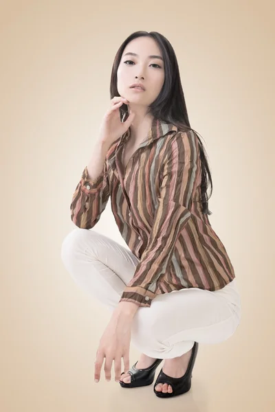 Squat pose door sexy Aziatische schoonheid — Stockfoto