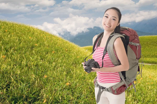 Backpacker met camera — Stockfoto