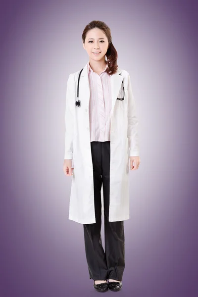 Азиатская женщина врач — стоковое фото