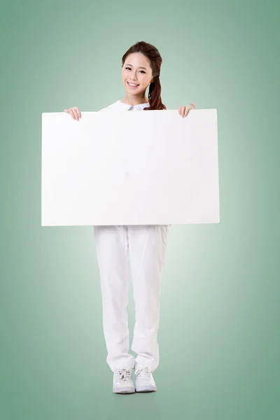 Enfermeira com placa em branco — Fotografia de Stock