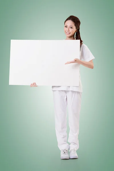 Krankenschwester mit leerem Brett — Stockfoto
