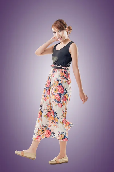 Atractiva mujer asiática con maxi vestidos —  Fotos de Stock