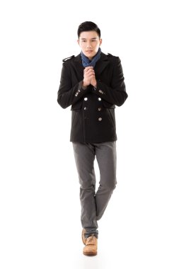 Asya genç adam soğuk hissediyorum