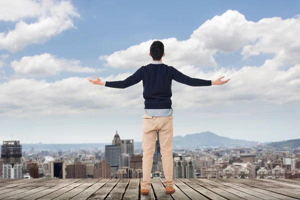 Mirando el horizonte de la ciudad — Foto de Stock