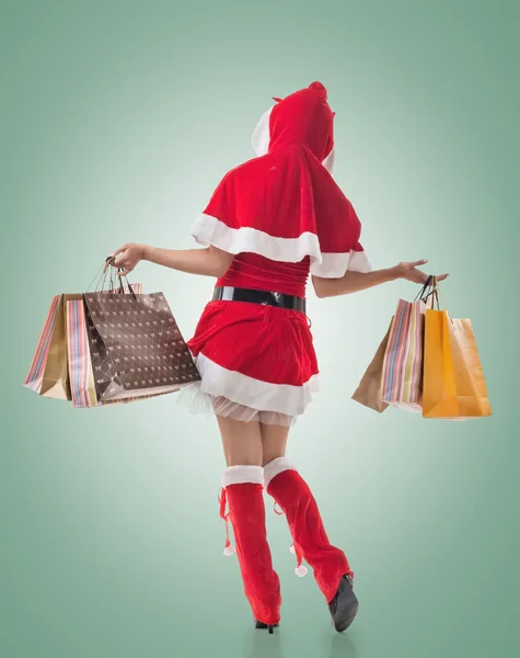 Kerstmis meisje bedrijf shopping tassen — Stockfoto