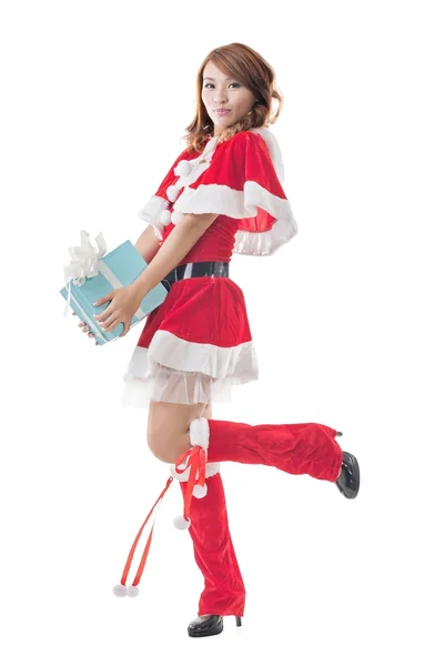 Leende glada asiatiska Christmas flicka håller presentförpackning — Stockfoto