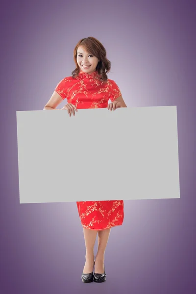 Китаянка держит пустую доску — стоковое фото