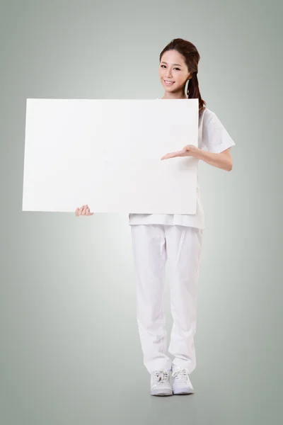 Enfermera con tablero en blanco — Foto de Stock