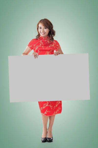 Chinese vrouw houden leeg bord — Stockfoto