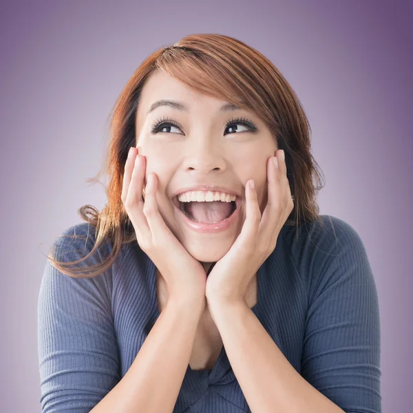 Emocionado chica asiática feliz —  Fotos de Stock