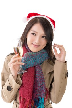 Asyalı kadın tutun bir kadeh şampanya gülümseyen