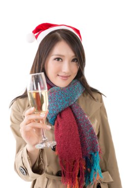 Asyalı kadın tutun bir kadeh şampanya gülümseyen