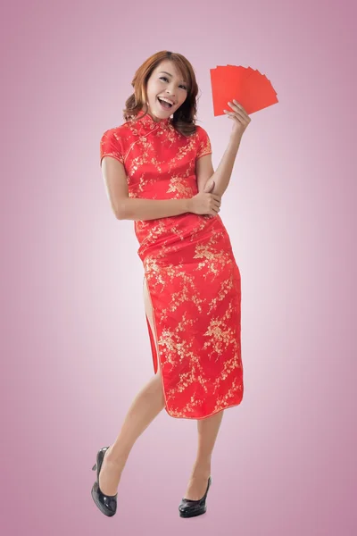 Vestido de mujer china cheongsam y mantenga sobre rojo —  Fotos de Stock