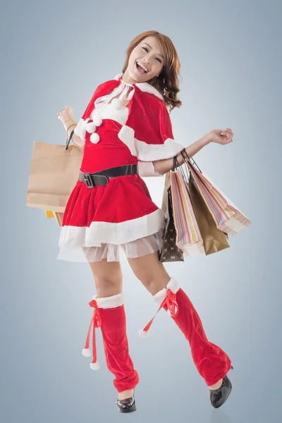 Aziatische Kerstmis meisje greep shopping tassen — Stockfoto