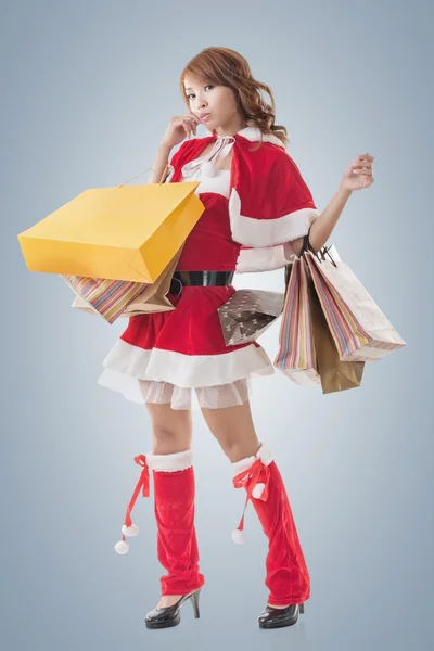 Asiático Natal menina segurar sacos de compras — Fotografia de Stock