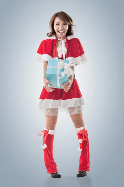 Christmas flicka håller presentförpackning — Stockfoto