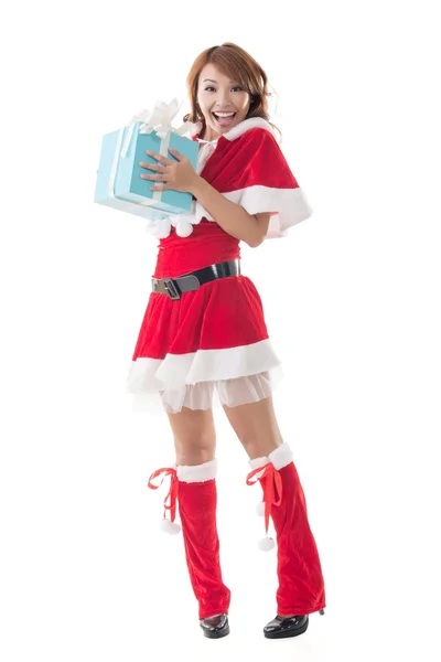 Leende glada asiatiska Christmas flicka håller presentförpackning — Stockfoto