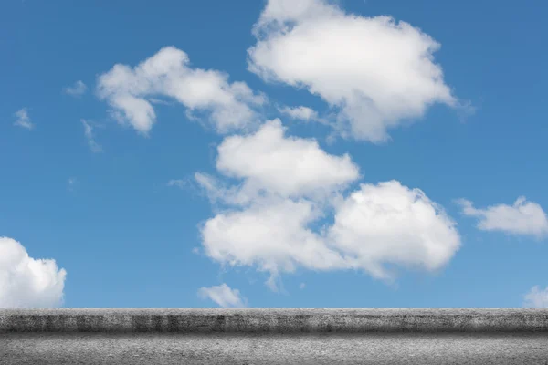 Betonboden mit bewölktem Himmel — Stockfoto