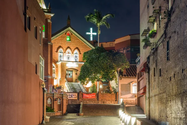 Часовня пресвитерианской церкви Даншуэй ночью в Тамсуи — стоковое фото