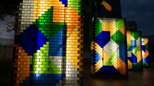 Oświetlenie ściany przy placu w pobliżu wieżowca 101 — Zdjęcie stockowe