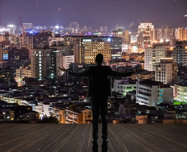 Hombre de negocios brazos abiertos — Foto de Stock