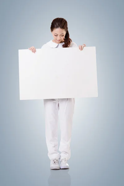 Enfermera con tablero en blanco — Foto de Stock