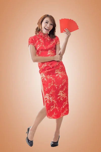 Chinese woman dress cheongsam and hold red envelope — Stock Photo, Image