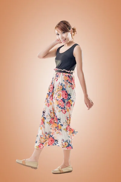 Atrakcyjny azjatycki kobieta z sukienki maxi — Zdjęcie stockowe