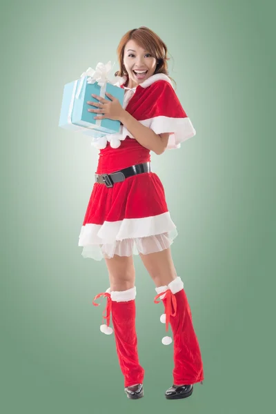 Gülümseme mutlu Asya Noel kız tutun hediye kutusu — Stok fotoğraf