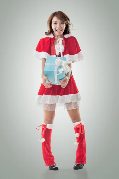 Рождественская девушка держать подарочную коробку — стоковое фото