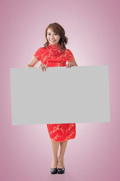 Chinese vrouw houden leeg bord — Stockfoto