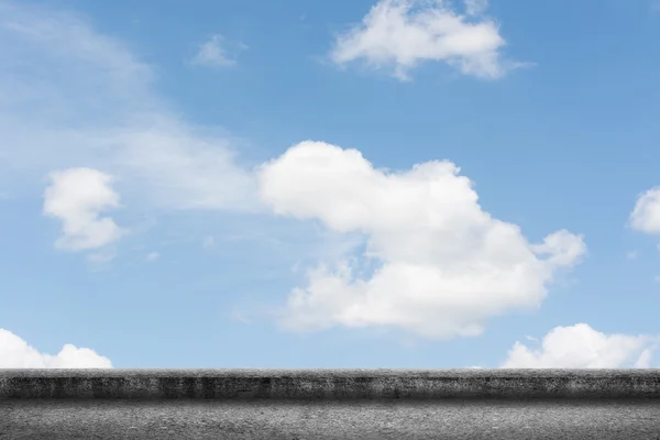 Wolken am Himmel über dem Boden — Stockfoto